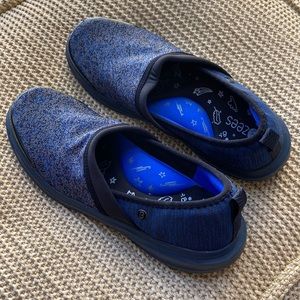BZees Womens Size 7.5 Slipon Shoes. Blue Merled